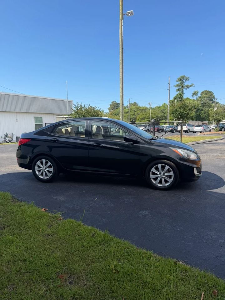 2013 Hyundai Accent - Photo 3